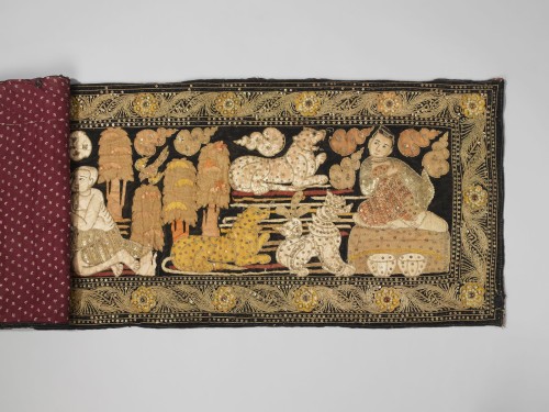 Wandkleed uit Burma met voorstelling van drie figuren op kussen, met aanbidders en dienaren, en met dieren